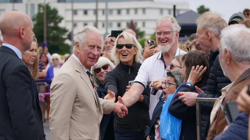 Angleterre : Charles succède à sa mère et prend le nom de Charles III 