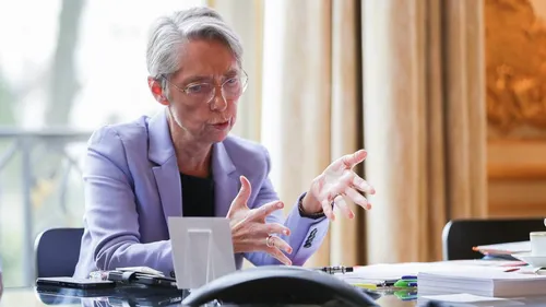Elisabeth Borne annonce une hausse du SMIC de 2% le 1er mai