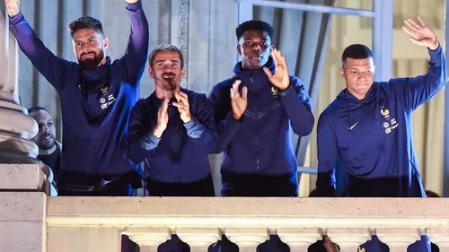 Coupe du monde : les Bleus accueillis par 50 000 supporters 