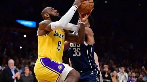 Basket : LeBron James devient le meilleur marqueur de l'histoire de...