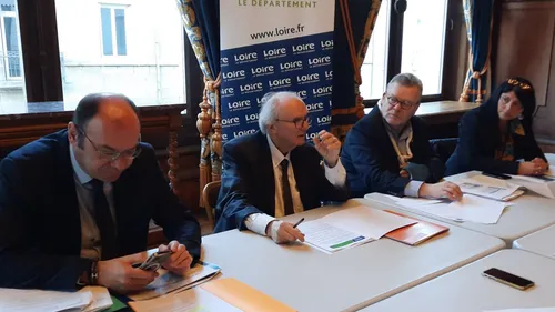 Loire : Des élus de gauche demandent au Président du Département de...