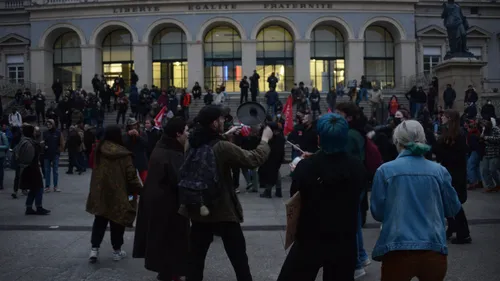 Allocution d'Emmanuel Macron : 300 personnes rassemblées à...
