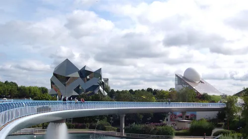 [VIDEO] Futuroscope : une attraction prend feu, deux blessés 