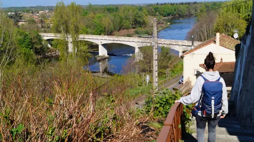 Loire : un nouveau sentier sur le GR3, qui relie le mont...