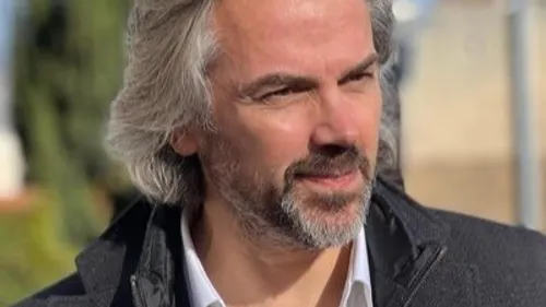 Université d'été : tensions autour de la venue d'Aymeric Caron dans...