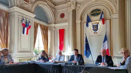 Récit : à Saint-Etienne un conseil municipal sous haute tension