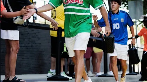 Qui est cet ancien Vert qui débarque avec le maillot de l'ASSE dans...