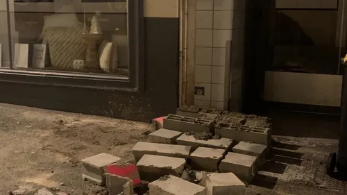 Loire : Des murs de parpaings devant des permanences de députés