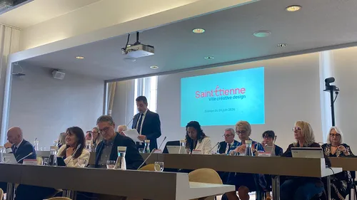 Conseil municipal à Saint-Étienne : des élus d'opposition quittent...