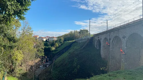 Une centaine de personnes mobilisées pour rétablir la liaison...