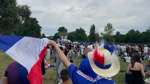 Saint-Just-Saint-Rambert : Près de 4000 personnes devant France /...