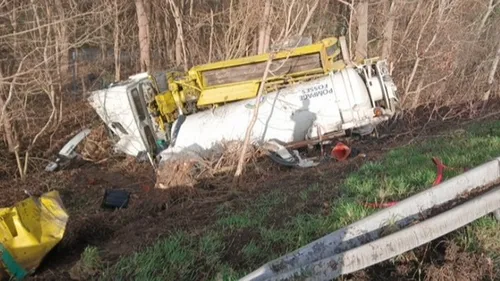 Boisset-lès-Montrond : Un poids lourd traverse le terre-plein...