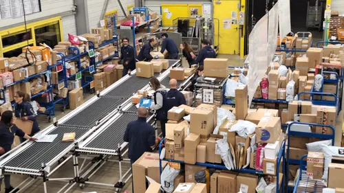 Fêtes de fin d'année : un million de colis distribués par la Poste...