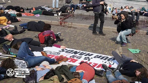 Saint-Etienne : un "die-in" en hommage aux victimes du conflit...
