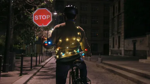 Saint-Etienne : Une association distribue des kits de visibilité...