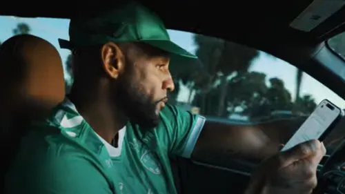 Booba avec le maillot de l'ASSE dans son dernier clip