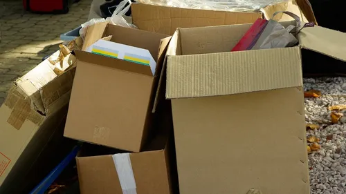 A 14 et 15 ans, ils volent des cartons dans un camion de déménagement 