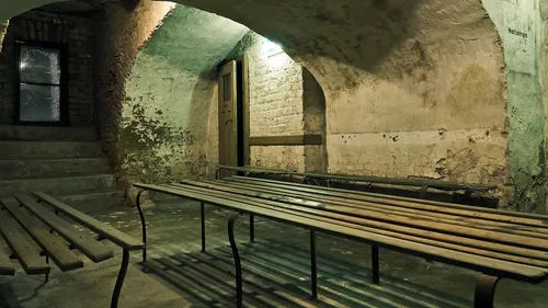 Saint-Etienne : visite de l’abri anti-aérien de la place Villeboeuf...