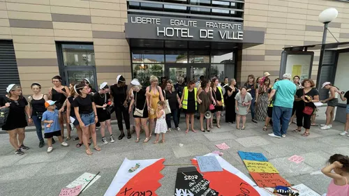 Lorette : une mobilisation devant la mairie pour "sauver la crèche"