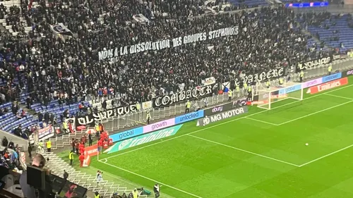 Les supporters lyonnais apportent leur soutien aux stéphanois !