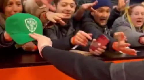 Des écharpes et casquettes de l'ASSE à Paris pour Timothée Chalamet