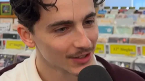 Timothée Chalamet se souvient quand il suivait le bus de l'ASSE ......
