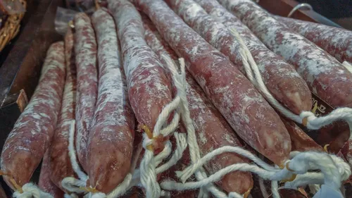 Retrait d'un saucisson produit dans une boucherie de Renaison,...