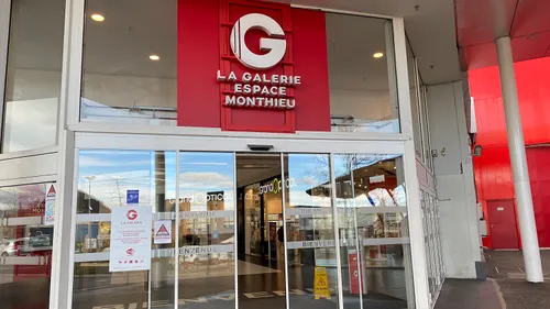 Une vente de "colis mystère" dans la galerie Monthieu 