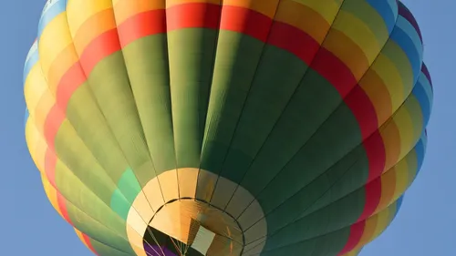 Loire : une montgolfière finit sur une ligne électrique suite à une...