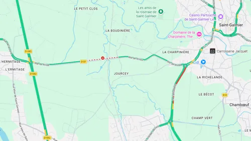 Saint-Galmier : un camion transportant de l'eau se renverse, la...