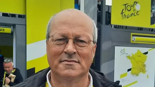 Cyclisme : Jean-Claude Comby, le speaker roannais au micro du Tour...