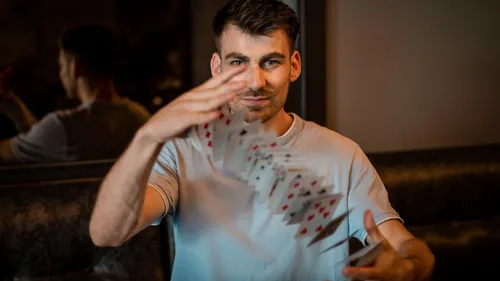 5 choses à savoir sur Léon le Magicien, l’artiste roannais qui monte