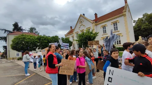 Le Coteau : forte mobilisation contre la fermeture d'une classe