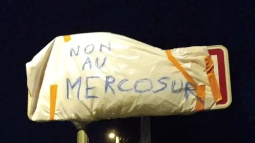 "Non au Mercosur", des panneaux bâchés dans la Loire par les...