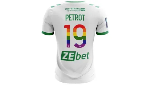 Trois maillots "arc-en-ciel" de l'ASSE vendus aux enchères