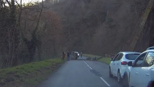 Après la chute du rocher sur la route, circulation interdire sur la...