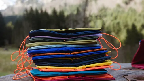 Une assise contre les cailloux, la neige et la terre proposée par...