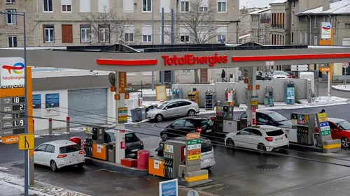 Carburants : jusqu'à 2 euros 10 le litre à Roanne, la flambée se...