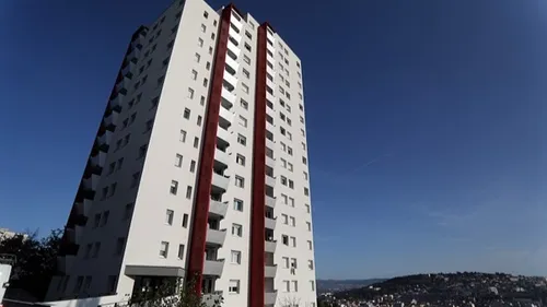 Saint-Etienne : La Tour Cassin fait peau neuve après une...