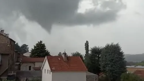 Tornade de Villars : des vents à 175 km/h pour une largeur de 600...
