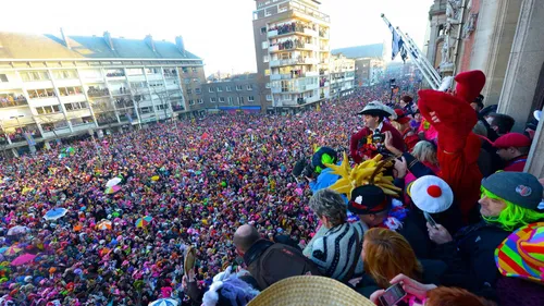 Vous voulez participer au jet de harengs depuis le balcon de...