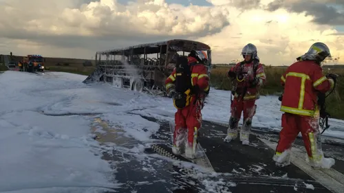 Un car scolaire détruit par les flammes dans l'Oise