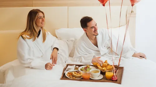 GAGNEZ VOTRE DÎNER-SPECTACLE ET SÉJOUR ROMANTIQUE AVEC SPA AU...