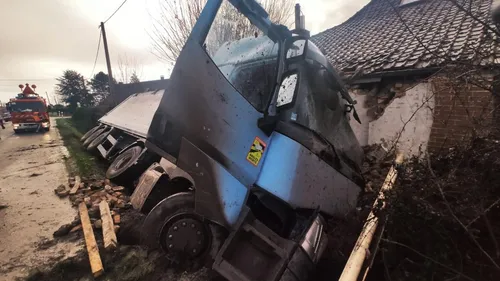 Haverskerque: Un camion transportant 40 tonnes de pommes de terre...