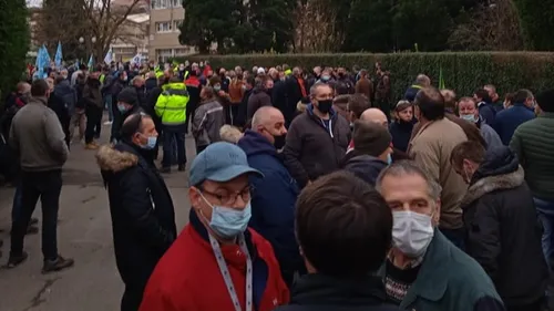Arc: Entre 500 et 600 salariés mobilisés devant la verrerie ce matin 