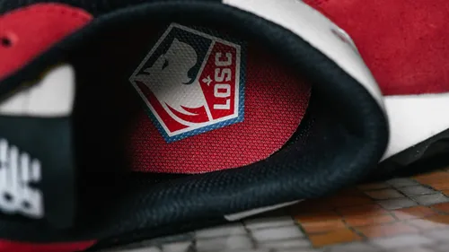 Des baskets New Balance aux couleurs du LOSC seront commercialisées...