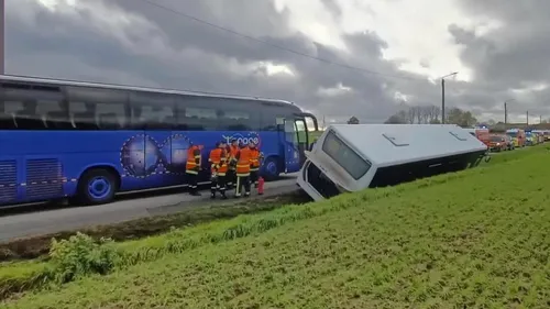 Nord : un bus scolaire transportant une cinquantaine d'enfants dans...