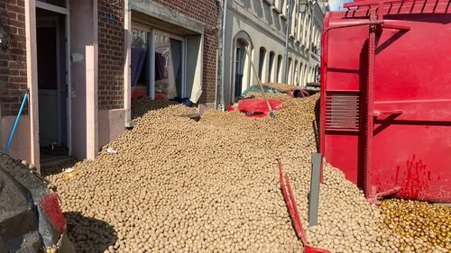 Un camion transportant des pommes de terre se renverse à Montcornet...