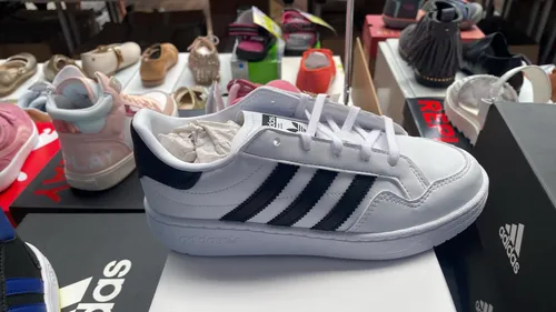 Adidas, Coq Sportif, Pepe Jeans... une grande vente de chaussures...