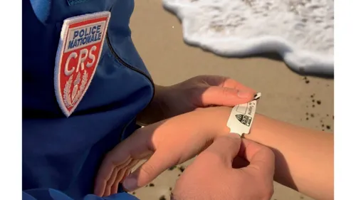 Plages de Gironde : les nageurs-sauveteurs CRS distribuent des...